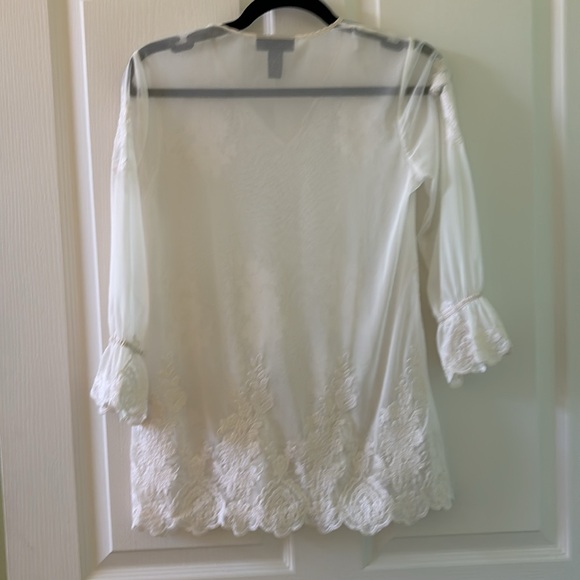 Beautiful white blouse with white embroidery - Picture 5 of 6